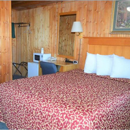 Green Acre Motel By Oyo Near Rush County Airport 拉克罗斯 外观 照片