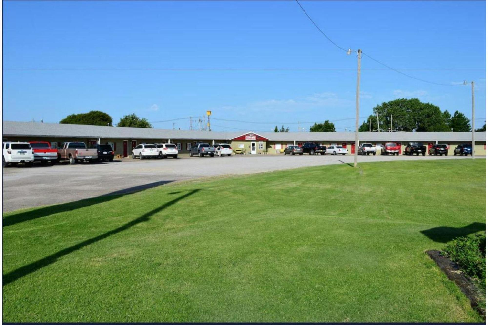 Green Acre Motel By Oyo Near Rush County Airport 拉克罗斯 外观 照片