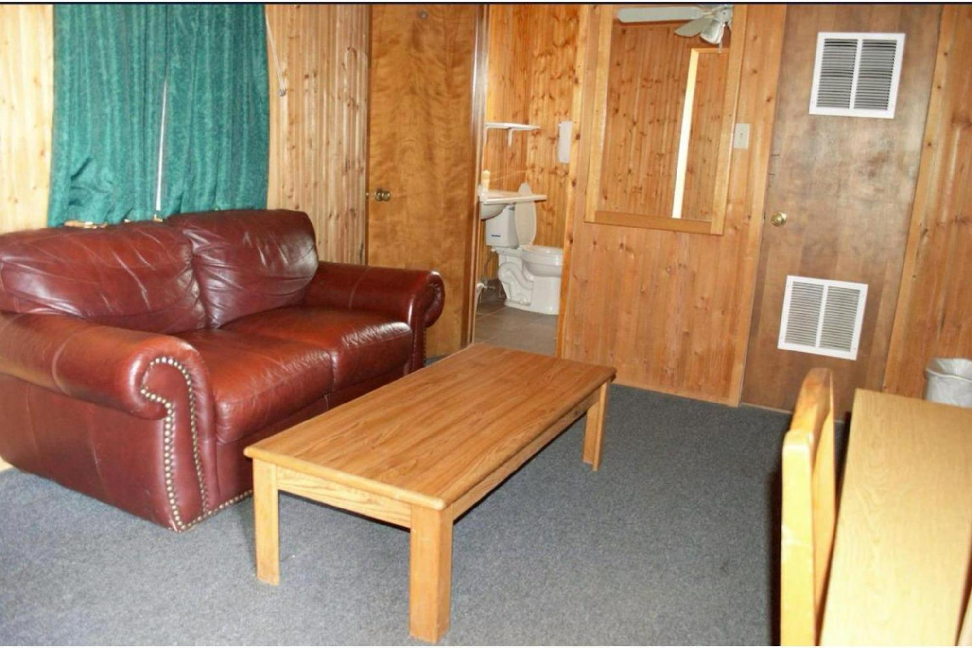Green Acre Motel By Oyo Near Rush County Airport 拉克罗斯 外观 照片
