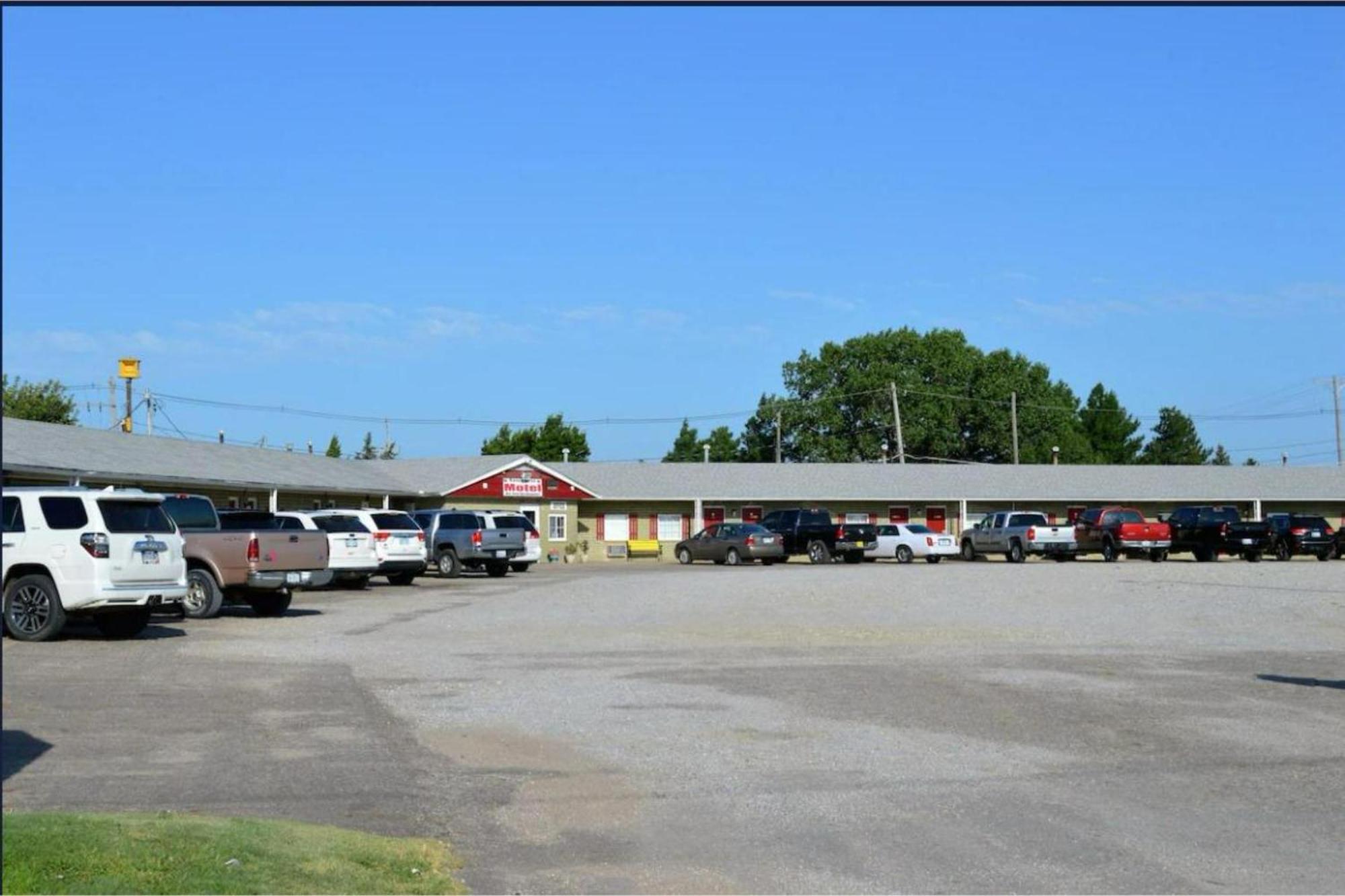 Green Acre Motel By Oyo Near Rush County Airport 拉克罗斯 外观 照片