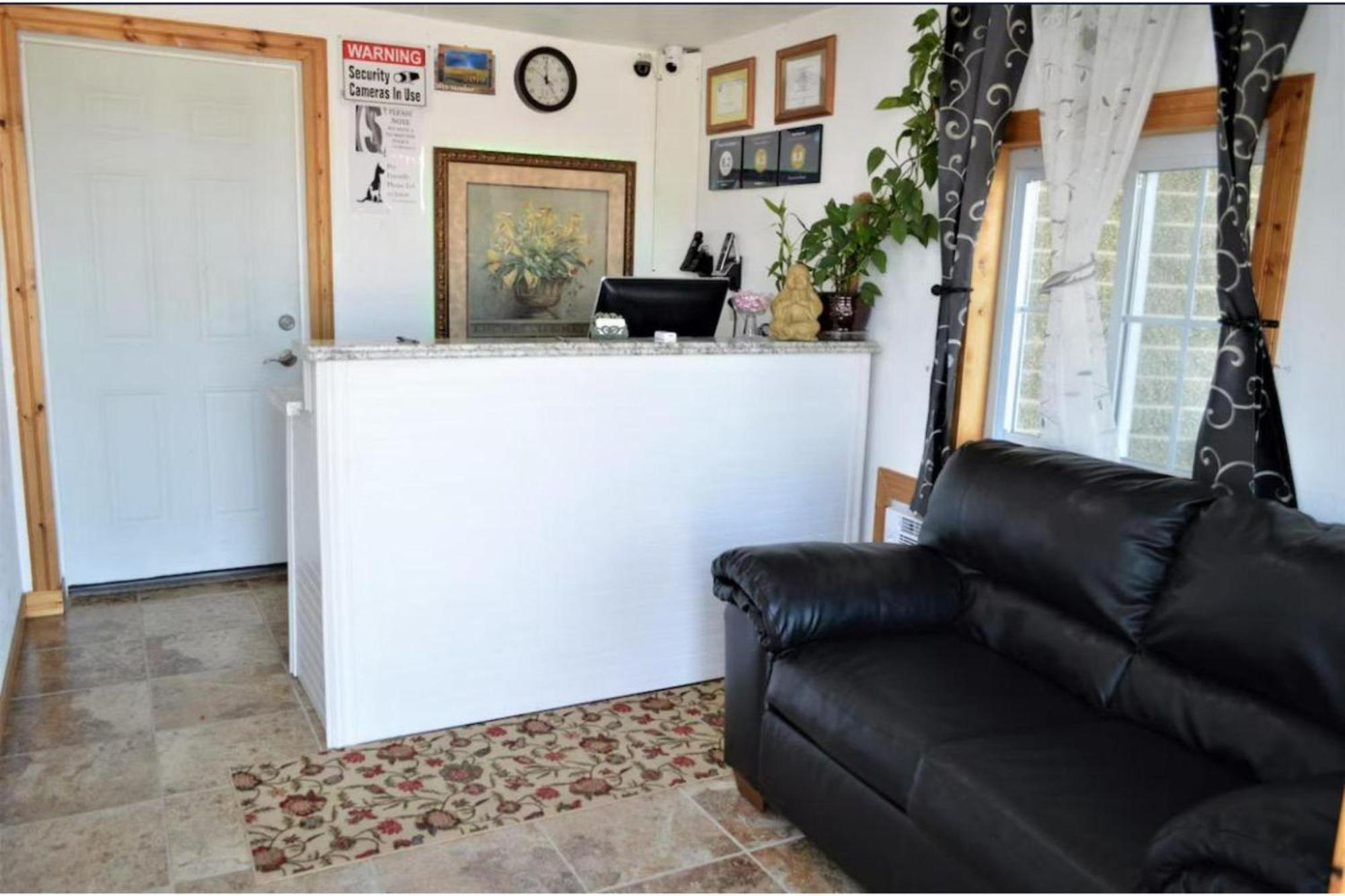 Green Acre Motel By Oyo Near Rush County Airport 拉克罗斯 外观 照片