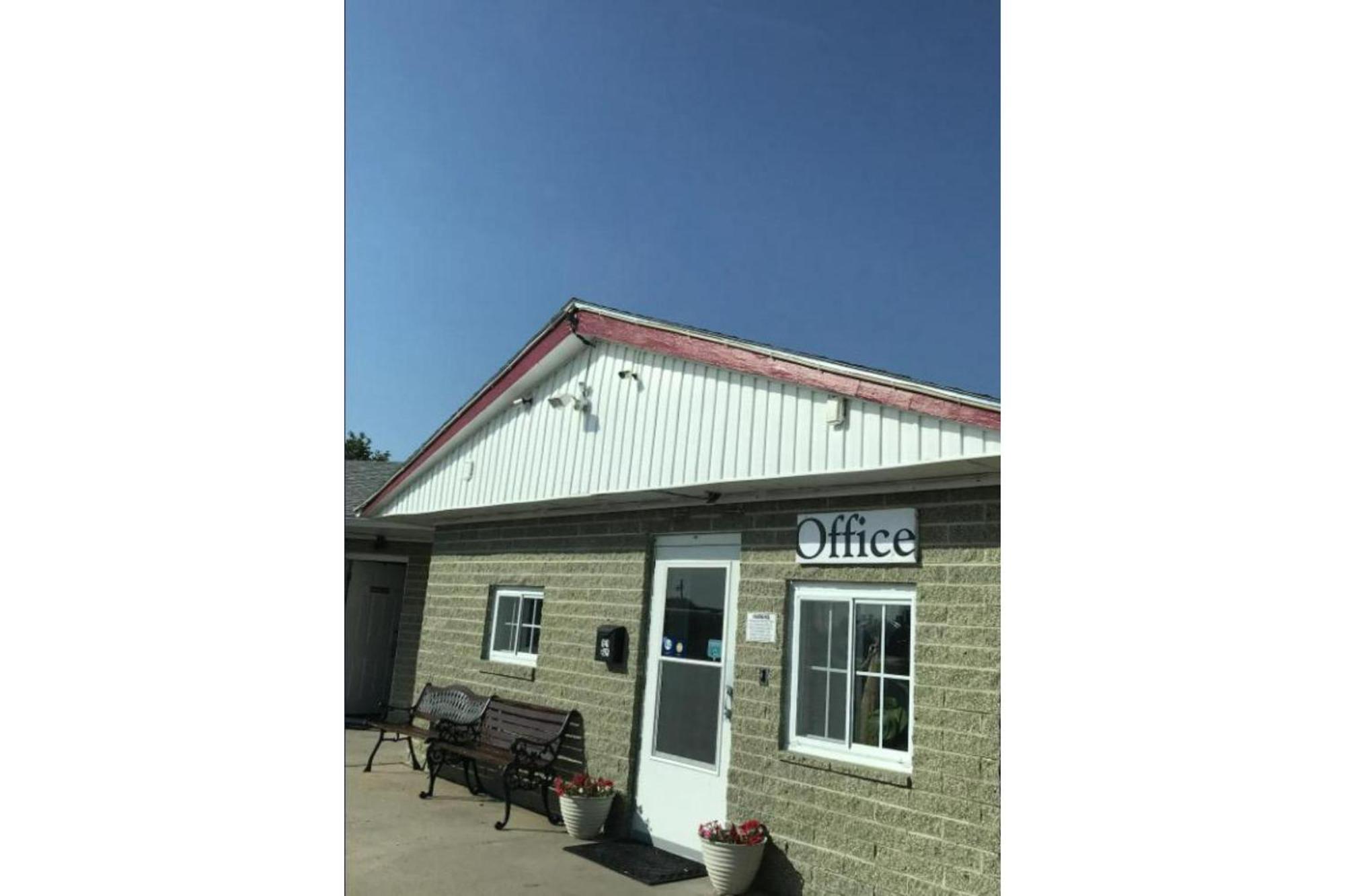 Green Acre Motel By Oyo Near Rush County Airport 拉克罗斯 外观 照片