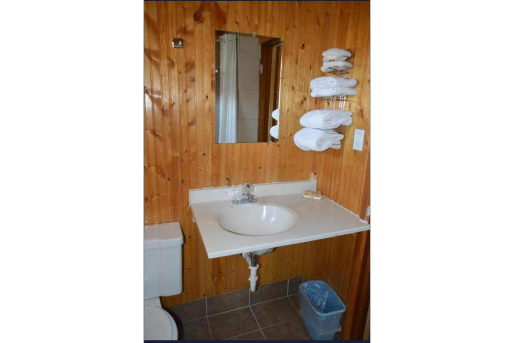Green Acre Motel By Oyo Near Rush County Airport 拉克罗斯 外观 照片